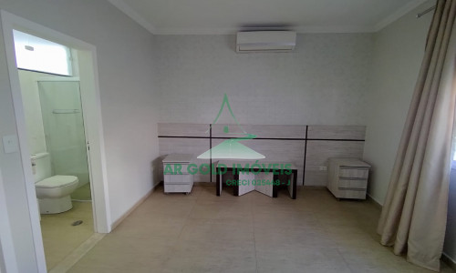 Casa moderna à venda ou locação no Ipiranga | 2 suítes | 2 vagas | 400m do Metrô Sacomã