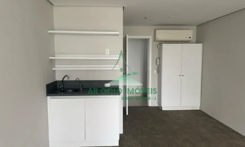 Sala comercial à venda ou locação na Vila Hamburguesa | 45m² | Varanda | Vaga