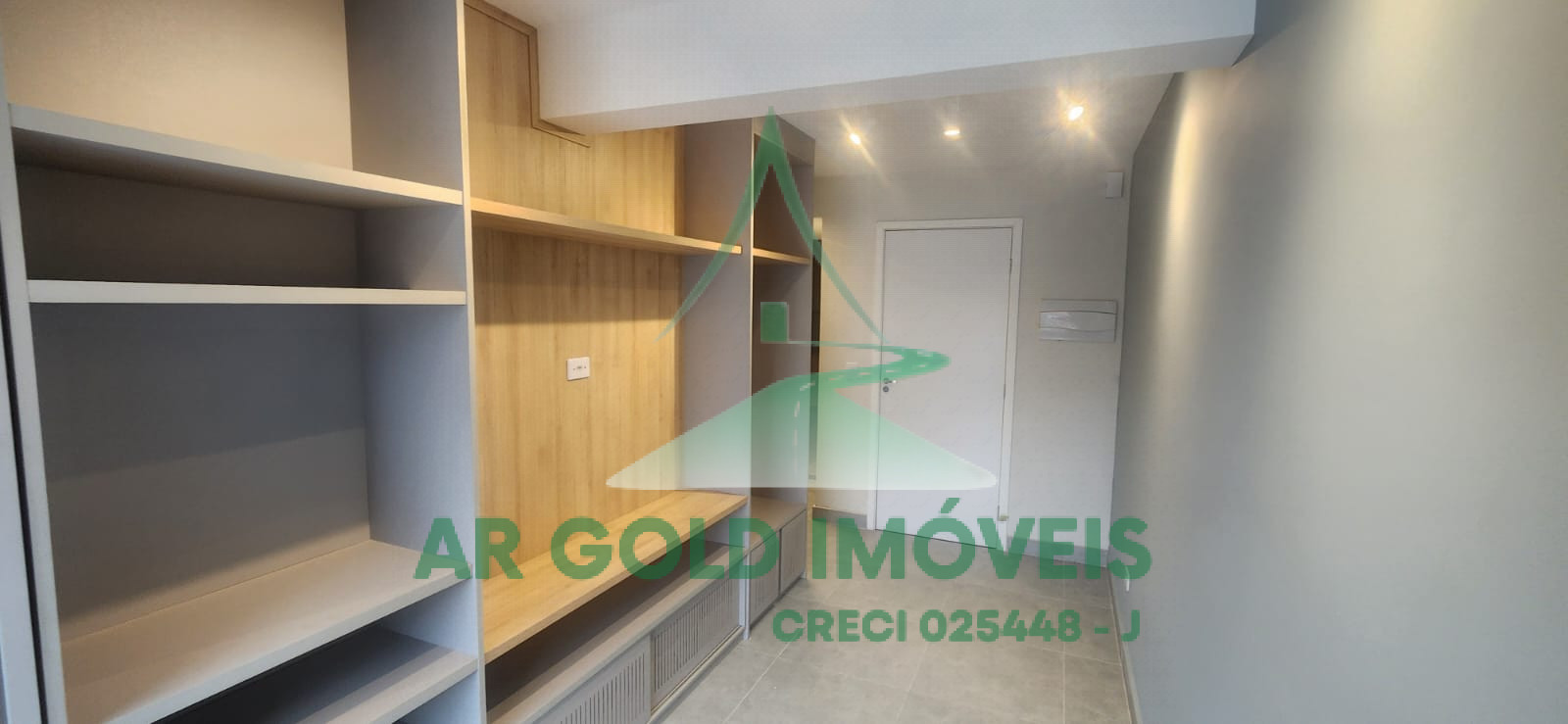 Apartamento à venda na Zona Oeste | 45m² | 1 dormitório | Varanda | Decorado