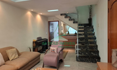 Sobrado à venda no Jardim Têxtil | 3 suítes | 6 vagas | 216m² | Churrasqueira | Energia solar