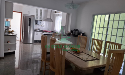 Sobrado à venda no Jardim Têxtil | 3 suítes | 6 vagas | 216m² | Churrasqueira | Energia solar