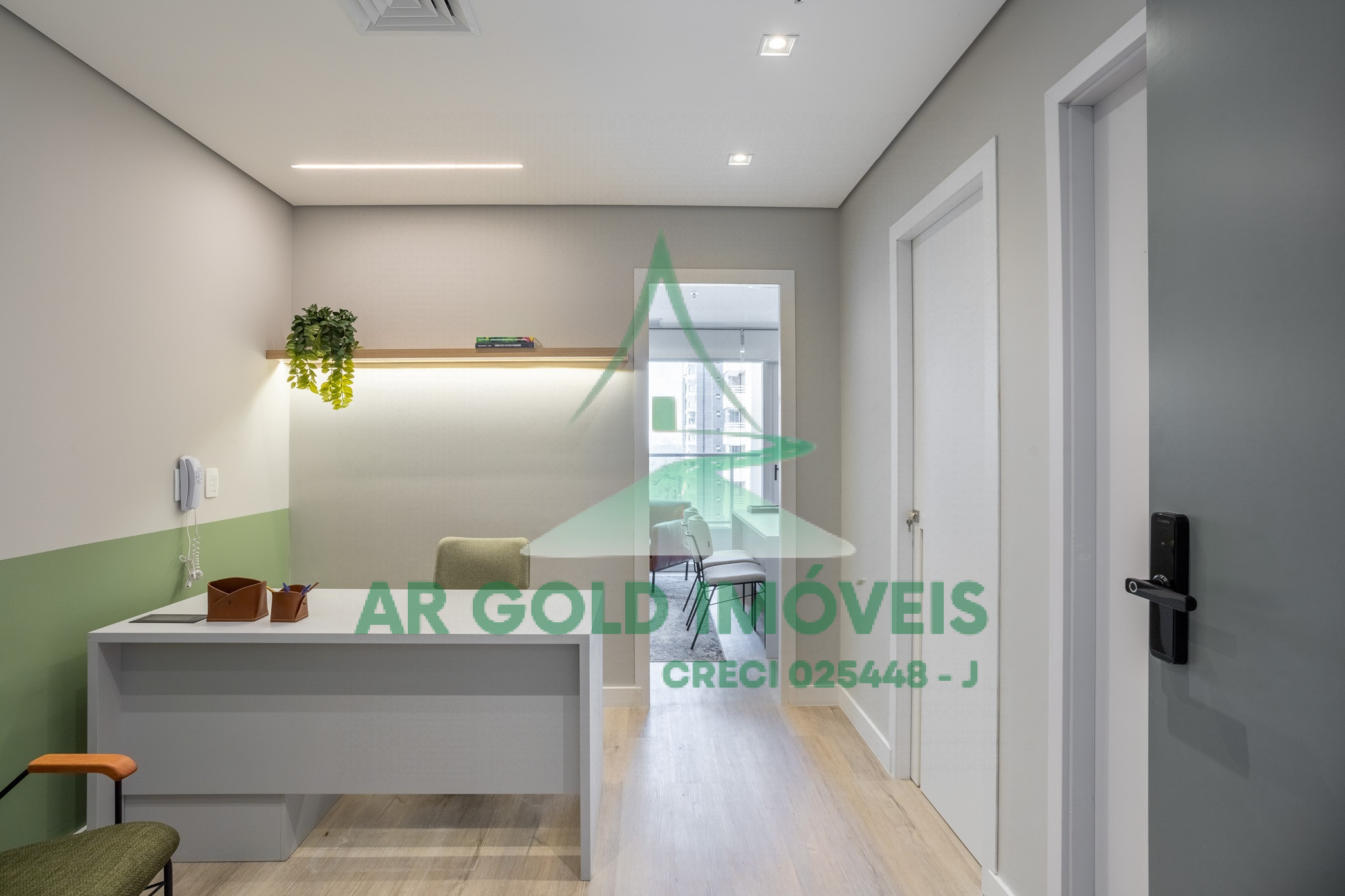 Sala comercial para locação em Pinheiros | 35m² | Mobiliada | Varanda | 1 vaga