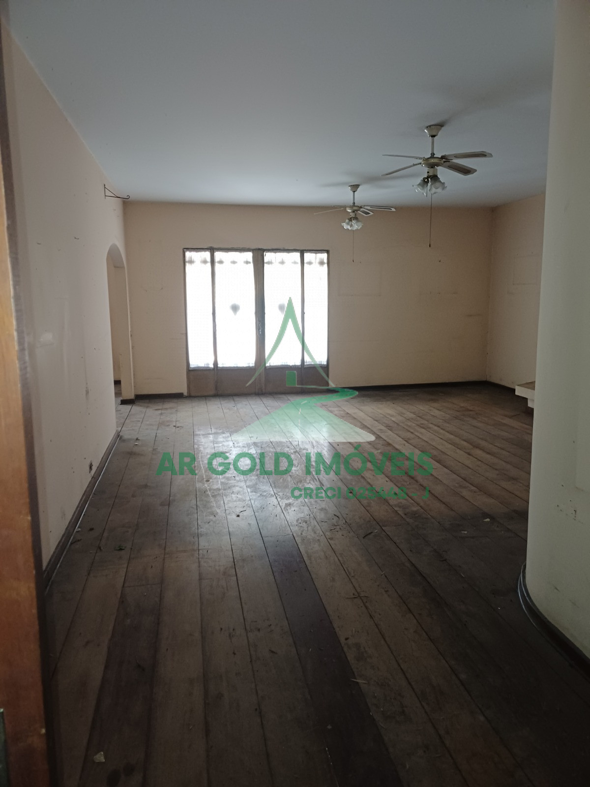 Casa à venda e locação | 360m² | 525m² terreno | Quintal | 8 vagas | Alto padrão