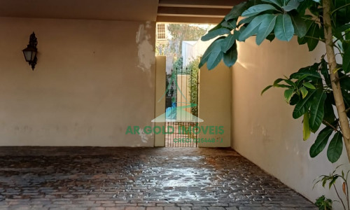 Casa à venda e locação | 360m² | 525m² terreno | Quintal | 8 vagas | Alto padrão