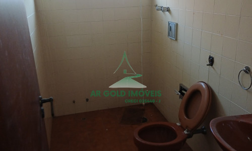 Casa à venda e locação | 360m² | 525m² terreno | Quintal | 8 vagas | Alto padrão