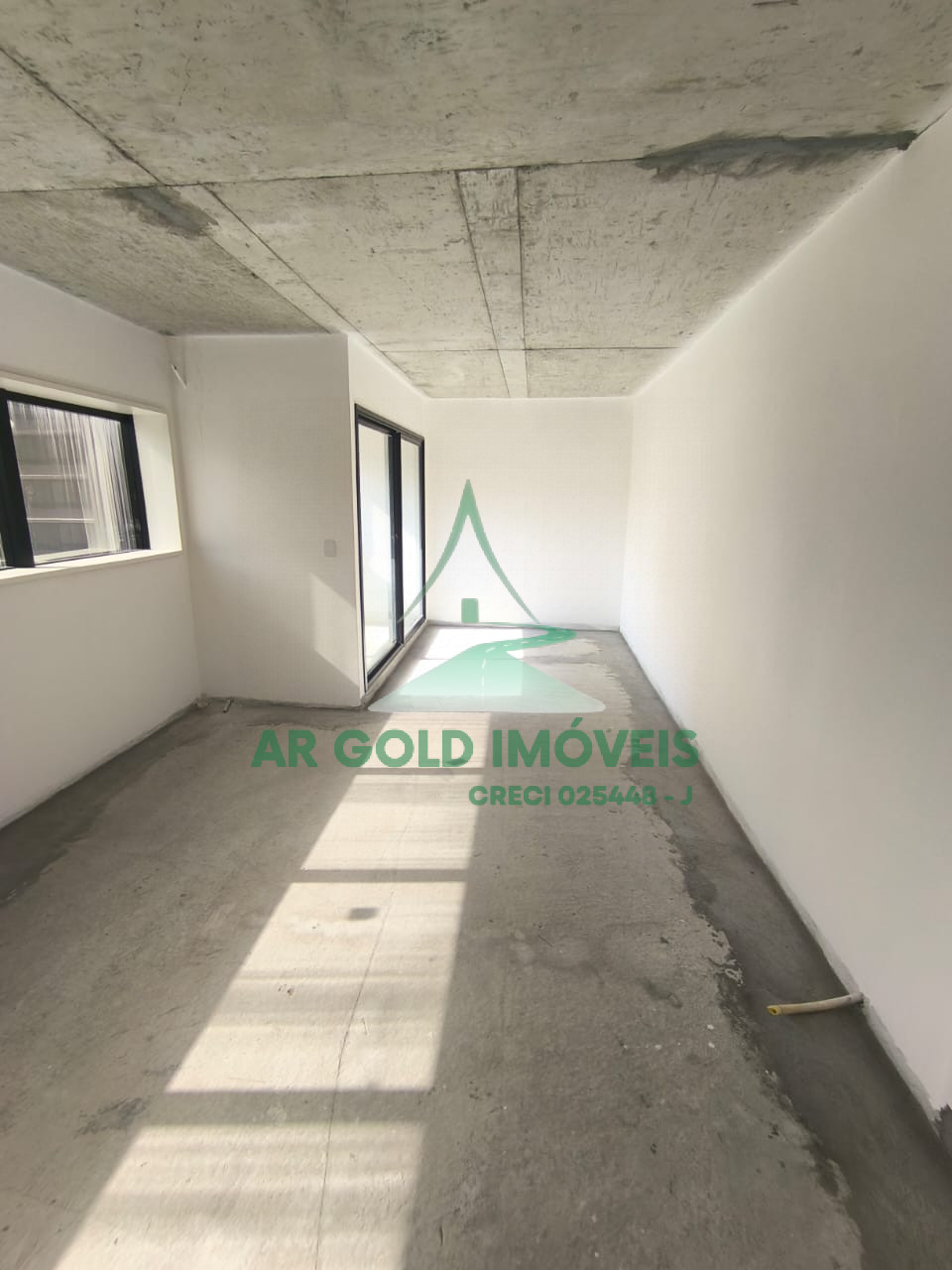 Sala comercial à venda em Cerqueira César | 35m² | Próximo ao metrô | Prédio moderno