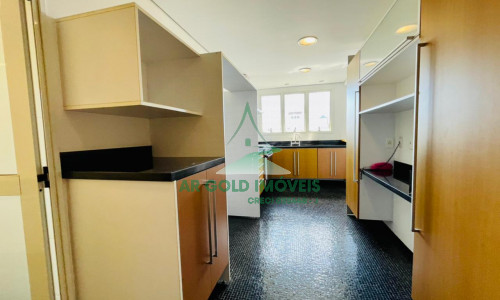 Apartamento à venda em Perdizes | 215m² | 3 suítes | 4 vagas | Reformado e amplo