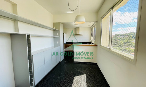 Apartamento à venda em Perdizes | 215m² | 3 suítes | 4 vagas | Reformado e amplo