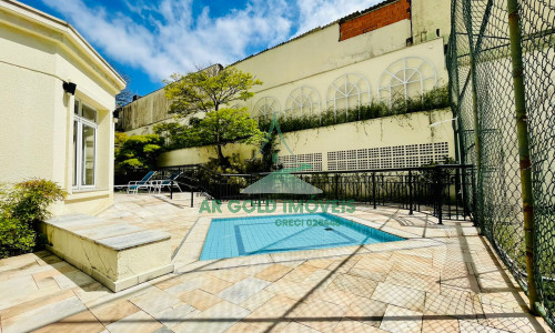 Apartamento à venda em Perdizes | 215m² | 3 suítes | 4 vagas | Reformado e amplo