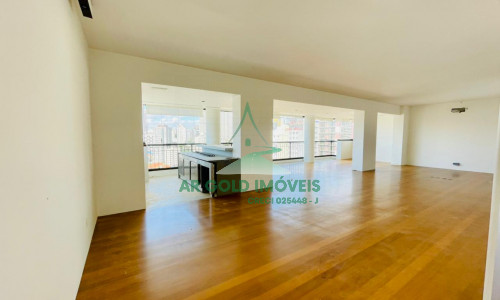 Apartamento à venda em Perdizes | 215m² | 3 suítes | 4 vagas | Reformado e amplo