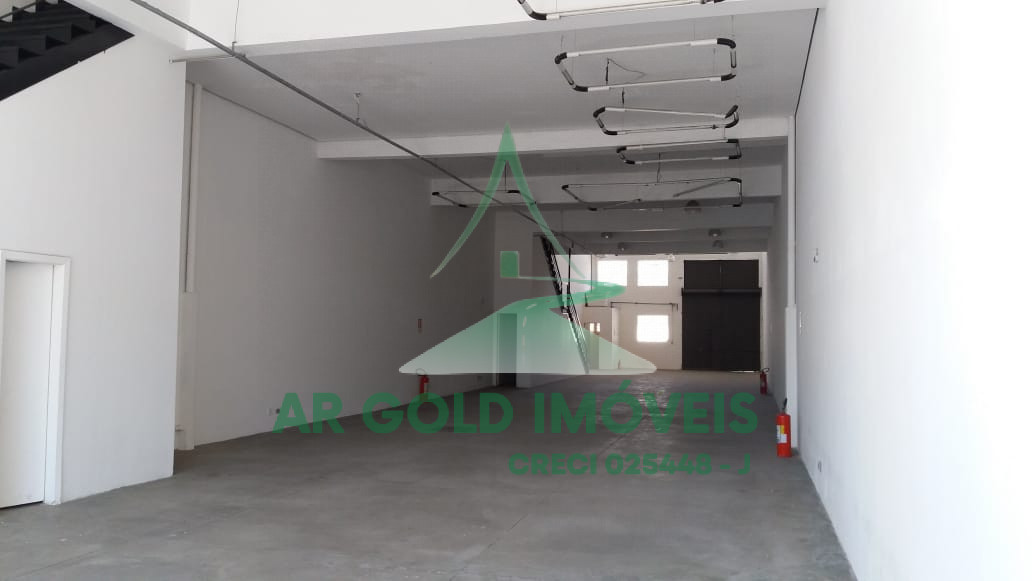 Galpão para locação em Tamboré | 950m² | Doca para caminhão | Pé-direito alto