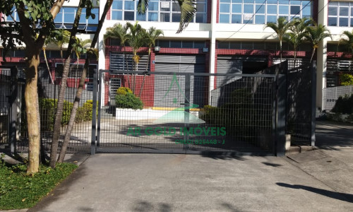 Galpão para locação em Tamboré | 950m² | Doca para caminhão | Pé-direito alto