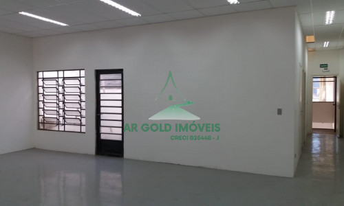 Galpão para locação em Tamboré | 950m² | Doca para caminhão | Pé-direito alto