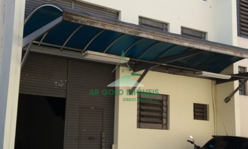 Galpão para locação em Tamboré | 950m² | Doca para caminhão | Pé-direito alto