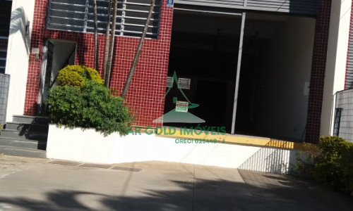 Galpão para locação em Tamboré | 950m² | Doca para caminhão | Pé-direito alto