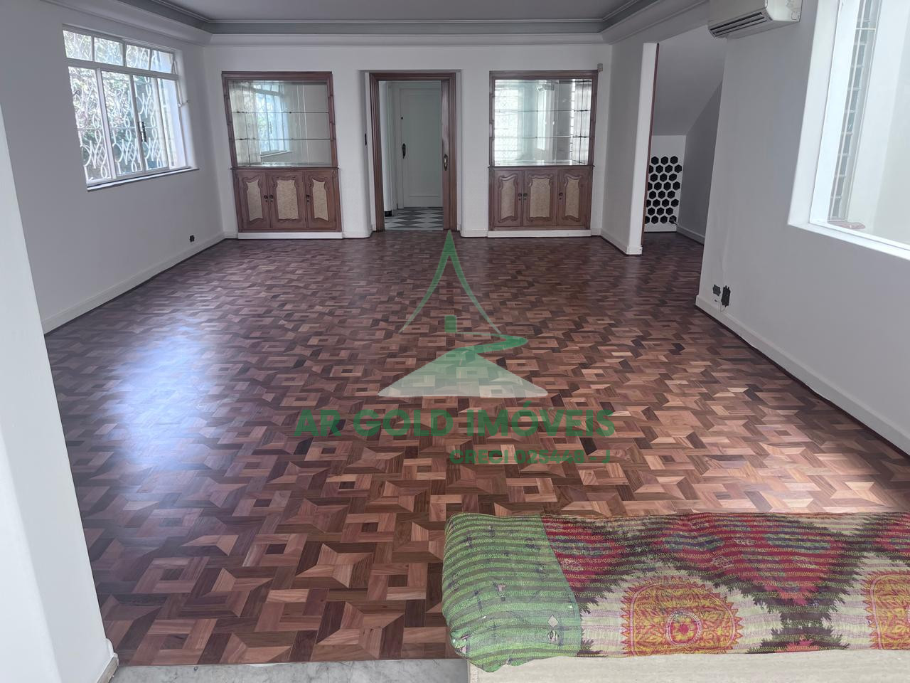 Casa para locação na Vila Madalena | 400m² | 3 dorms (2 suítes) | 7 vagas | Escritório