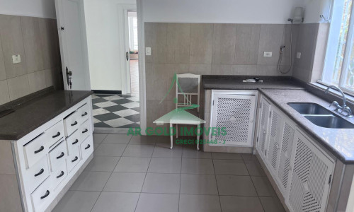 Casa para locação na Vila Madalena | 400m² | 3 dorms (2 suítes) | 7 vagas | Escritório