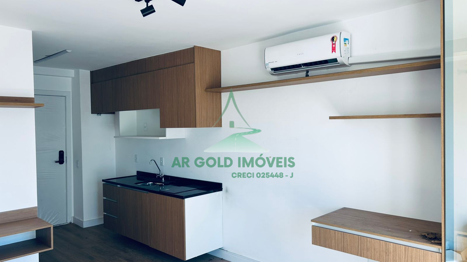 Studio em Pinheiros ao lado do metrô | 24m² | planejados | lazer completo