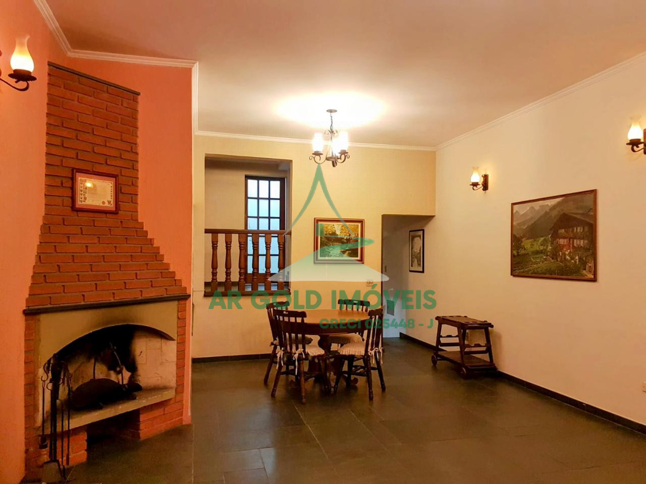 Sobrado Tríplex na Lapa | 3 Suítes | 6 Vagas | Lareira e Escritório | 215m²