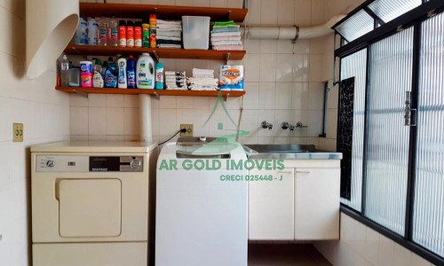 Sobrado Tríplex na Lapa | 3 Suítes | 6 Vagas | Lareira e Escritório | 215m²