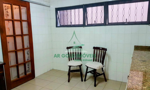 Sobrado Tríplex na Lapa | 3 Suítes | 6 Vagas | Lareira e Escritório | 215m²