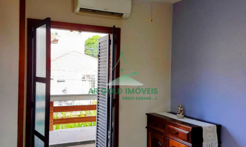 Sobrado Tríplex na Lapa | 3 Suítes | 6 Vagas | Lareira e Escritório | 215m²