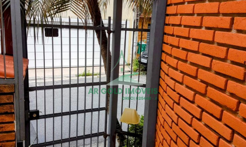 Sobrado Tríplex na Lapa | 3 Suítes | 6 Vagas | Lareira e Escritório | 215m²