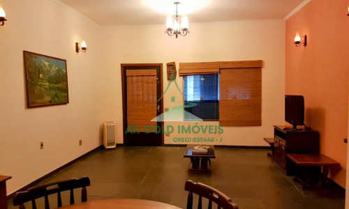 Sobrado Tríplex na Lapa | 3 Suítes | 6 Vagas | Lareira e Escritório | 215m²