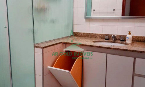 Sobrado Tríplex na Lapa | 3 Suítes | 6 Vagas | Lareira e Escritório | 215m²