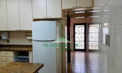 Sobrado Tríplex na Lapa | 3 Suítes | 6 Vagas | Lareira e Escritório | 215m²