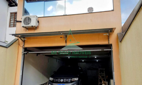 Sobrado Tríplex na Lapa | 3 Suítes | 6 Vagas | Lareira e Escritório | 215m²