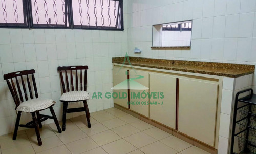 Sobrado Tríplex na Lapa | 3 Suítes | 6 Vagas | Lareira e Escritório | 215m²