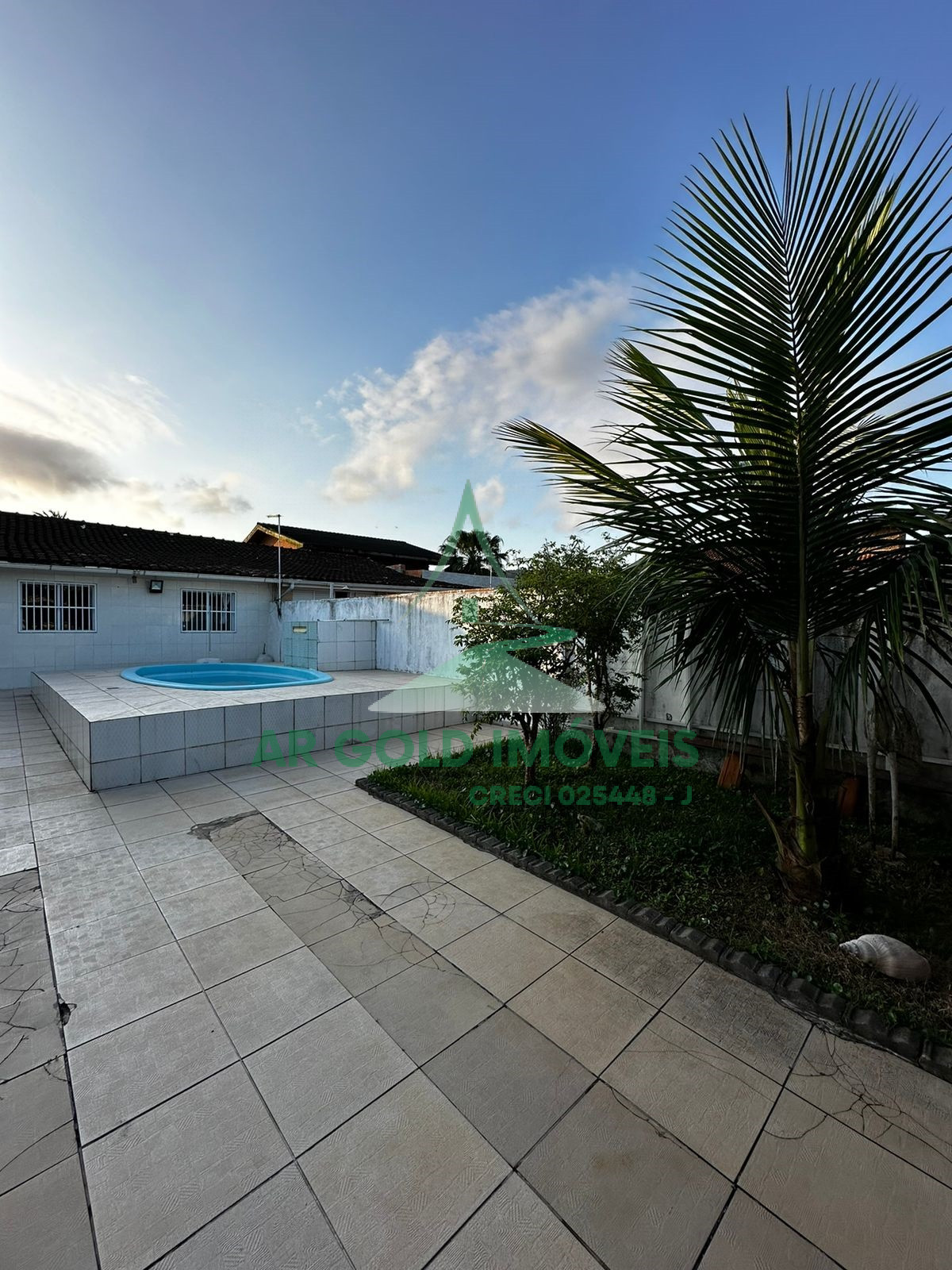 Casa com piscina, churrasqueira e fogão a lenha | 2 suítes | 2 vagas | Enseada