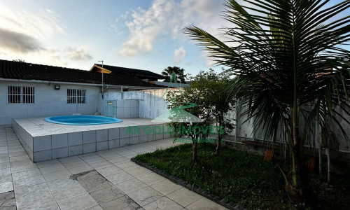 Casa com piscina, churrasqueira e fogão a lenha | 2 suítes | 2 vagas | Enseada