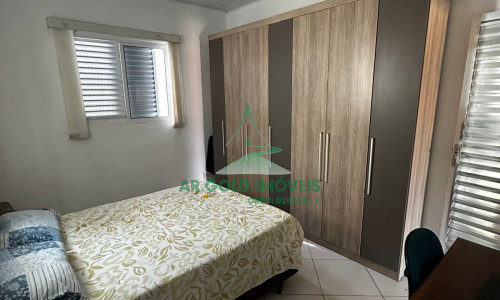 Casa com piscina, churrasqueira e fogão a lenha | 2 suítes | 2 vagas | Enseada