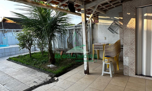 Casa com piscina, churrasqueira e fogão a lenha | 2 suítes | 2 vagas | Enseada