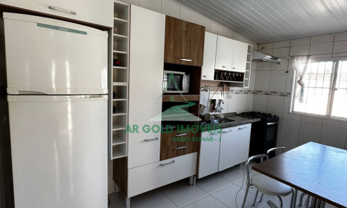 Casa com piscina, churrasqueira e fogão a lenha | 2 suítes | 2 vagas | Enseada