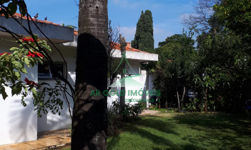 Casa à venda em Alto de Pinheiros | 362m² | 4 suítes | 3 vagas | Piscina