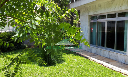 Casa à venda em Alto de Pinheiros | 362m² | 4 suítes | 3 vagas | Piscina