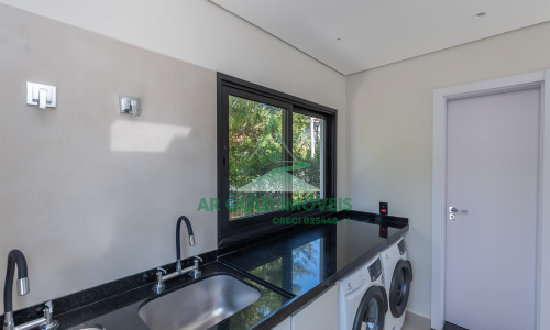 Casa à Venda no Residencial Alphaville 10 | 516m² | 4 Suítes | Retrofit Completo | 12 Vagas