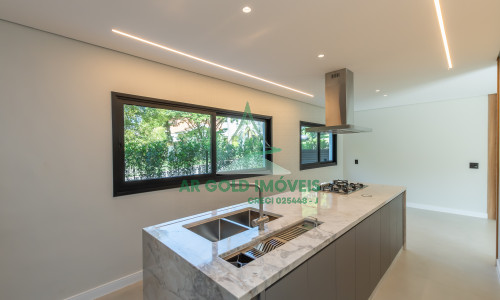 Casa à Venda no Residencial Alphaville 10 | 516m² | 4 Suítes | Retrofit Completo | 12 Vagas