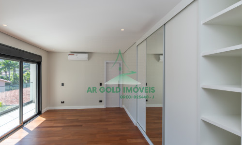Casa à Venda no Residencial Alphaville 10 | 516m² | 4 Suítes | Retrofit Completo | 12 Vagas