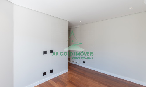 Casa à Venda no Residencial Alphaville 10 | 516m² | 4 Suítes | Retrofit Completo | 12 Vagas
