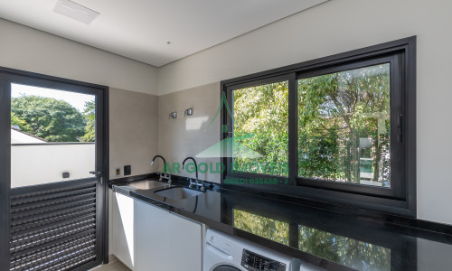 Casa à Venda no Residencial Alphaville 10 | 516m² | 4 Suítes | Retrofit Completo | 12 Vagas