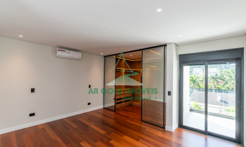 Casa à Venda no Residencial Alphaville 10 | 516m² | 4 Suítes | Retrofit Completo | 12 Vagas