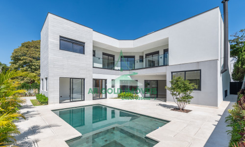 Casa à Venda no Residencial Alphaville 10 | 516m² | 4 Suítes | Retrofit Completo | 12 Vagas