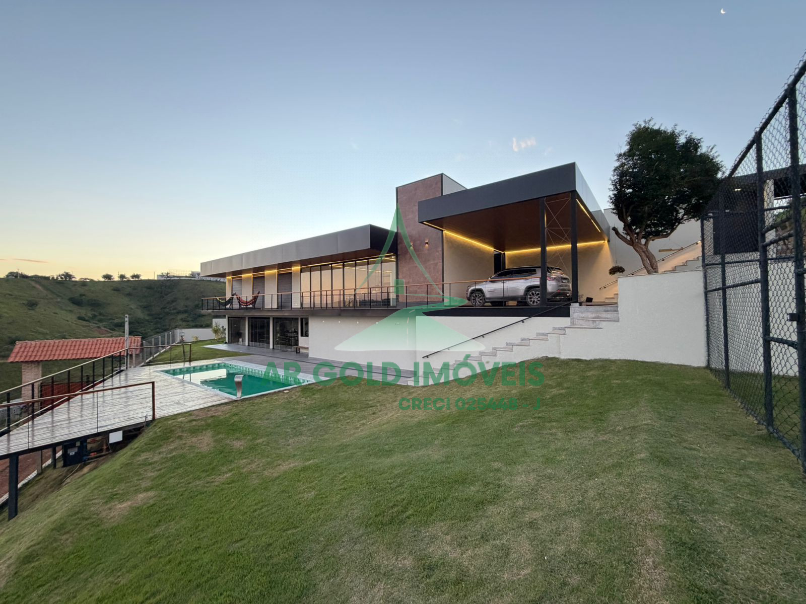 Casa de Alto Padrão à Venda na Represa de Igaratá | 345m² | 3 Suítes | Vista para a Represa