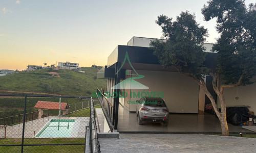 Casa de Alto Padrão à Venda na Represa de Igaratá | 345m² | 3 Suítes | Vista para a Represa