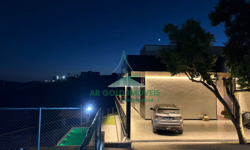 Casa de Alto Padrão à Venda na Represa de Igaratá | 345m² | 3 Suítes | Vista para a Represa