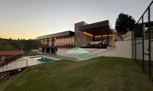 Casa de Alto Padrão à Venda na Represa de Igaratá | 345m² | 3 Suítes | Vista para a Represa